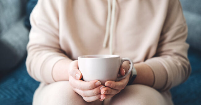 femme-tenant-une-tasse-de-cafe femme tenant une tasse de café